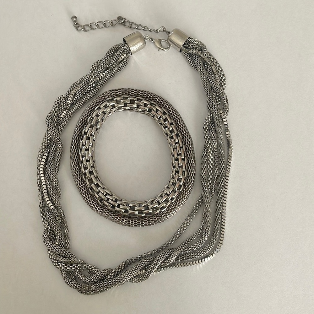 Necklace and bracelet set